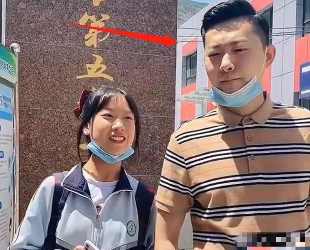 最年轻爸爸接女儿放学被认作情侣,最年轻爸爸接高中女儿放学