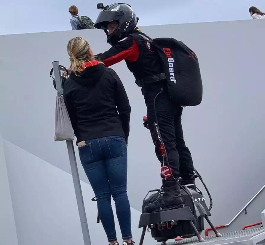 让小李子、迪拜土豪疯狂迷恋的法国钢铁侠，踩滑板飞越英吉利海峡