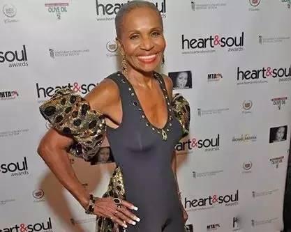 45岁健身身材犹如20岁少女,女子56岁健身如今身材惊艳