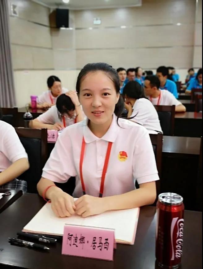 哈萨克族美女学霸：求学湖北211名校，奖学金拿到手软，签约*疆新**最好中学！