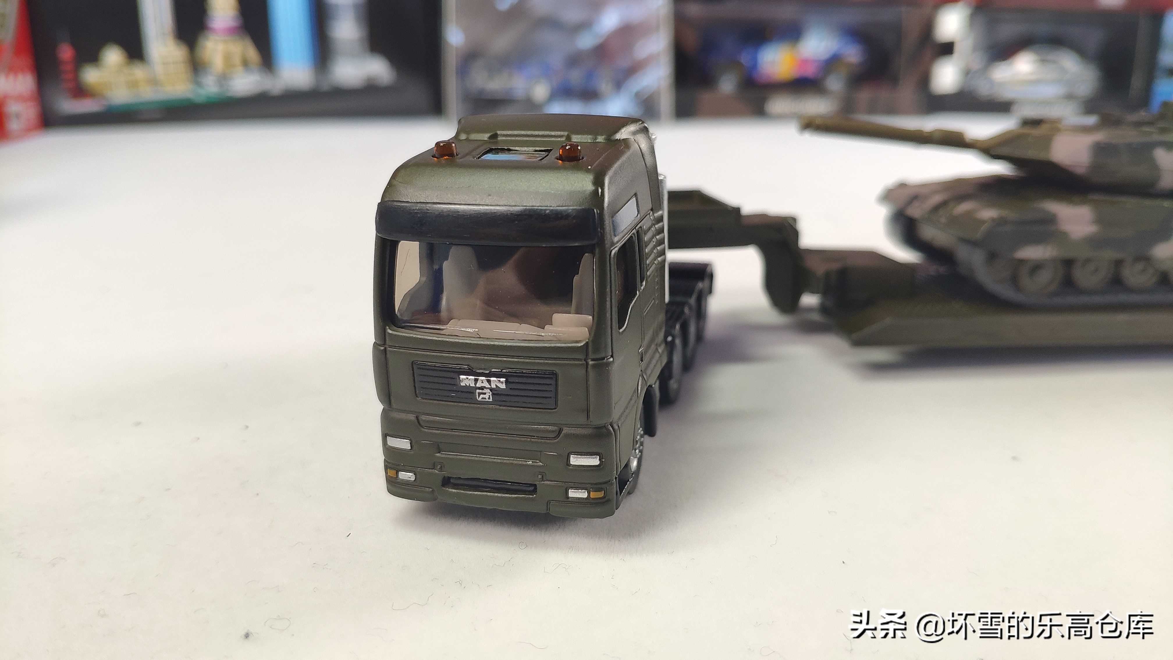 用HO比例车模运输钢铁洪流：SIKU模型豹2坦克运输卡车