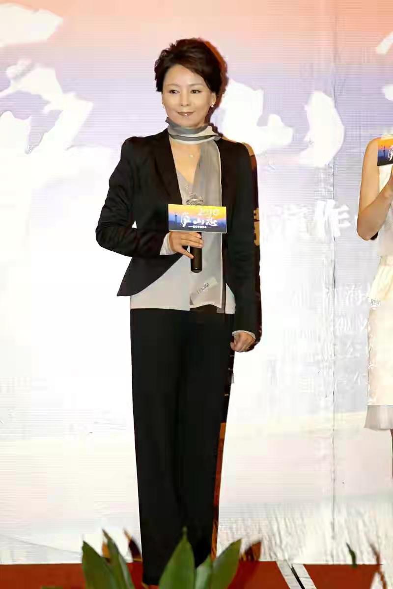 张瑜穿搭高清,张瑜知性穿搭真有气质