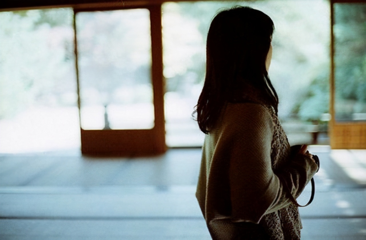 一个男生越喜欢你他就越容易追你,越喜欢你的男生越不主动追你