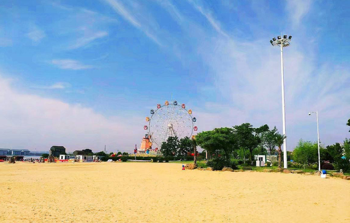 阳光沙滩海浪去玩水,天气热了到海边走走