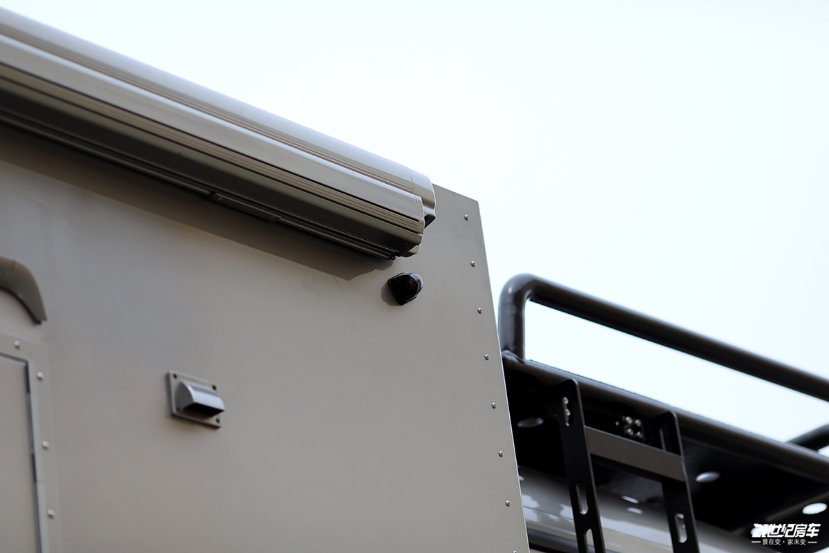 中国创新型的中国重汽越野房车,重汽轻卡四驱房车