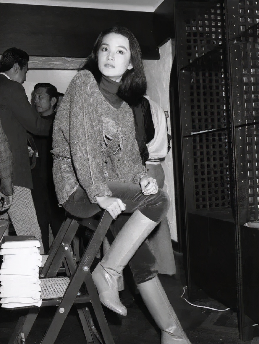 周扬青造型被吐槽脖子短,周扬青深夜晒发照片