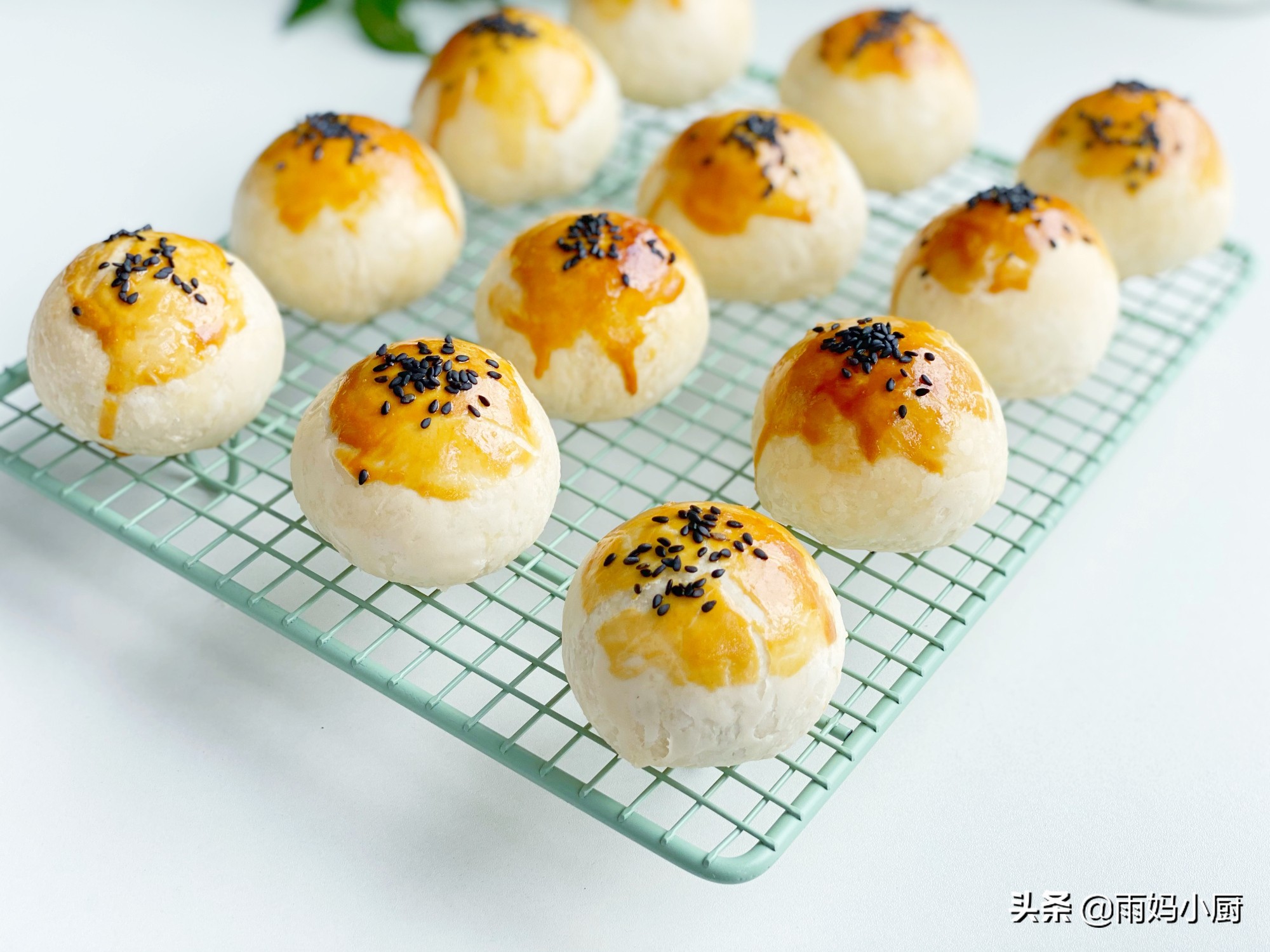 中秋节必备点心四色螺旋蛋黄酥,中秋节买不起月饼自己做蛋黄酥