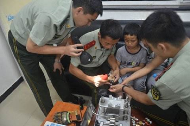 熊孩子误食无线耳机就害怕,七岁男孩误吞耳机