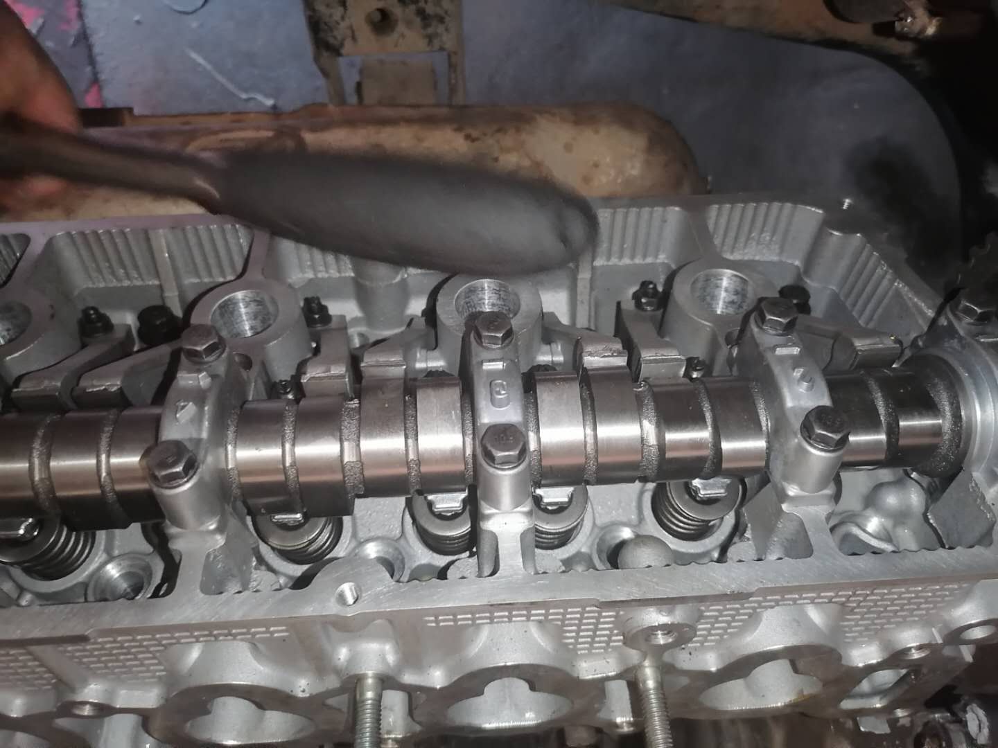 凸轮轴瓦盖不上油,凸轮轴瓦盖上紧转不动