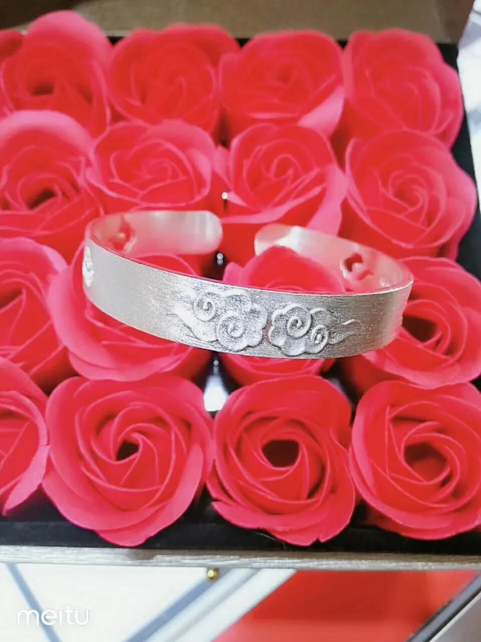 银手镯发黑是跟个人运气有关吗,银手镯变黑和身体健康有问题吗