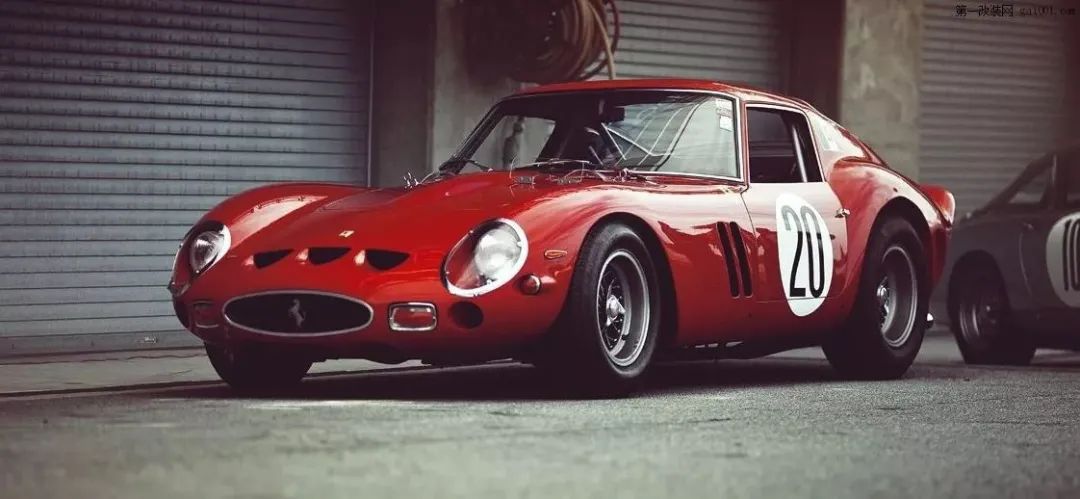 法拉利roma白外黑内,法拉利roma白色硬顶