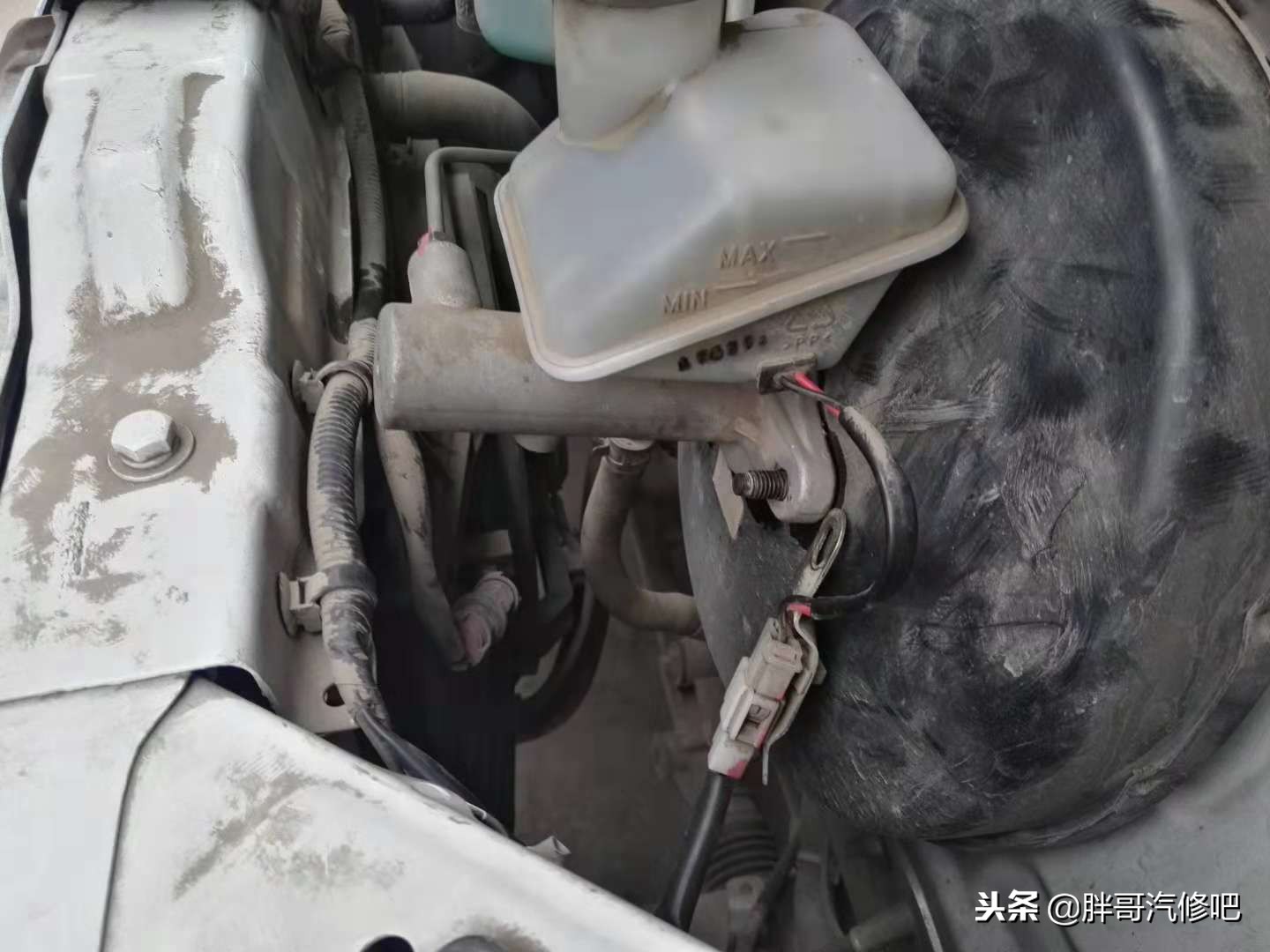 汽车刹车脚踏板行程大怎么调试,刹车踏板太低怎么调