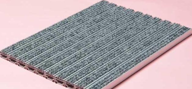 现在还有人客厅放地毯么,家里地毯脏了你会用什么方法清理