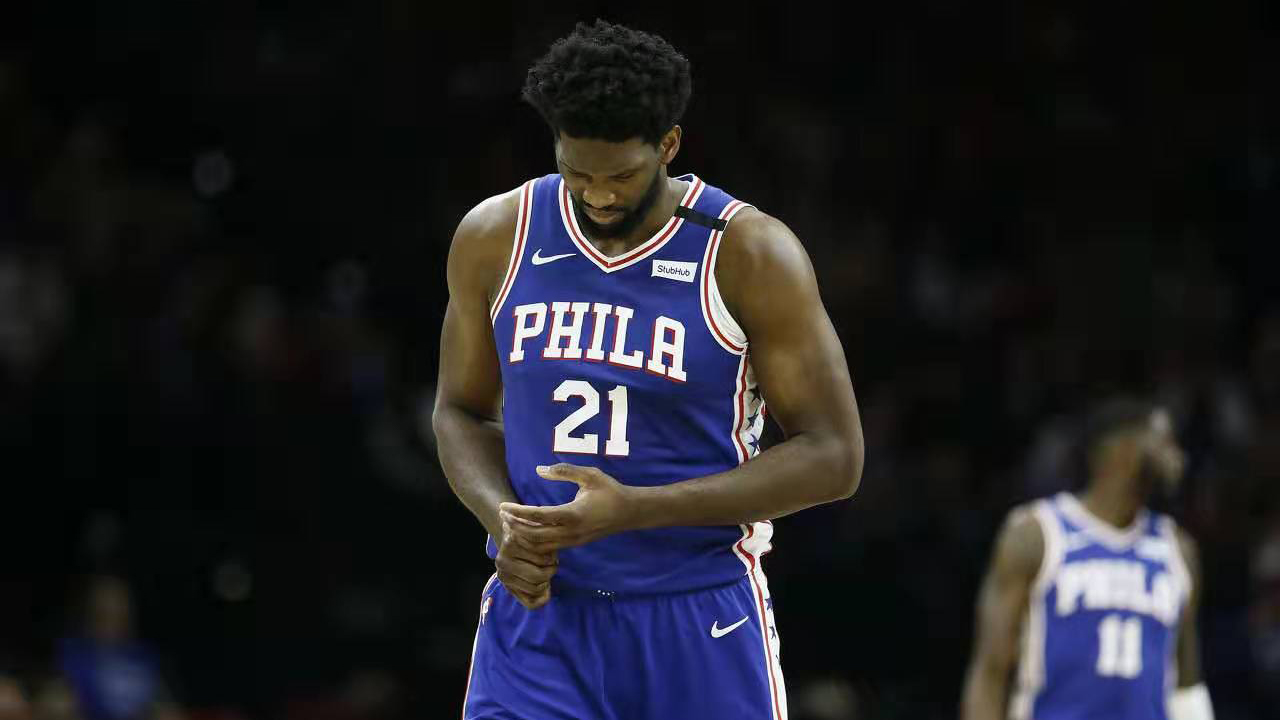 韧带撕裂+手术！1.48亿巨星被队医坑惨，76人慌了，湖人又迎大敌