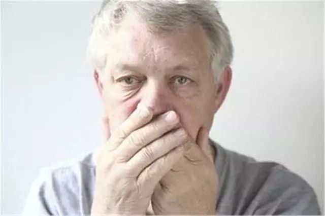 饮水机里的水有异味怎么办,饮水机时间长了有塑料味怎样去味