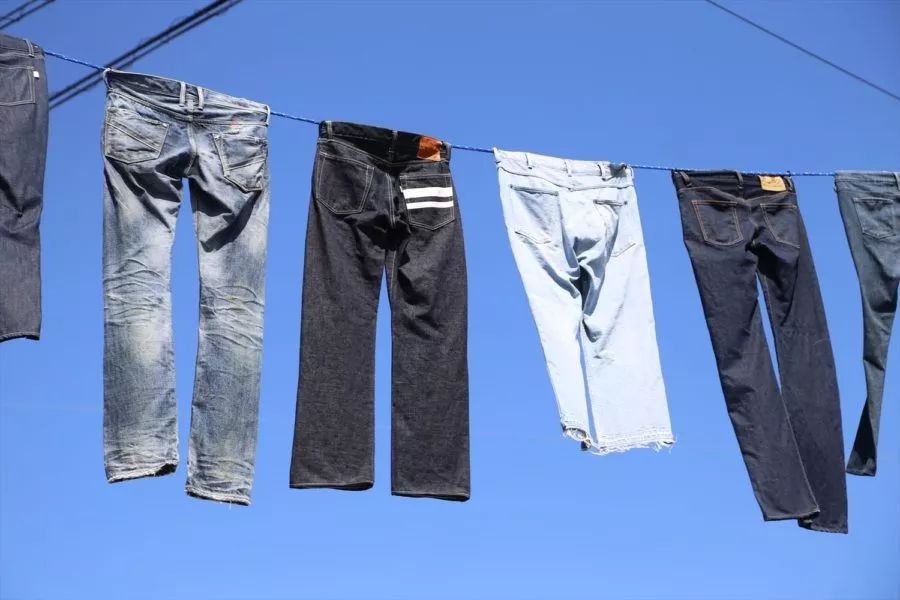 牛仔裤搭配鞋子女秋冬,秋冬怎么选牛仔裤