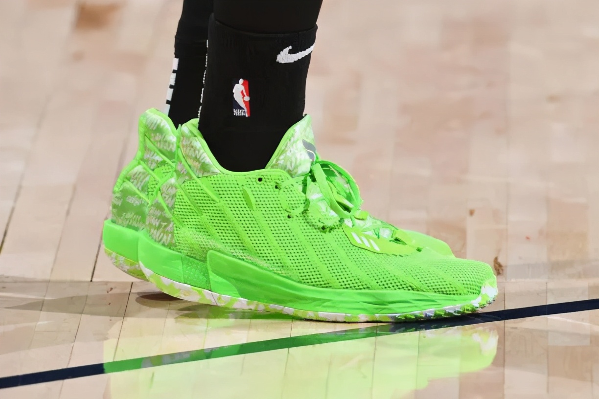 nba球员上脚球鞋闪击8,nba球星上脚闪击6圣诞节