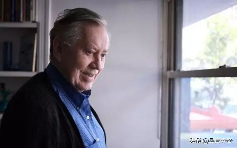 戴15元手表，租一居室，秘密捐出560亿，这位老人活出上帝的模样