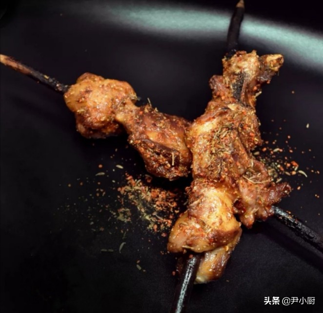 只需一口平底锅轻松搞定烧烤,在家用平底锅烧烤干净卫生又过瘾