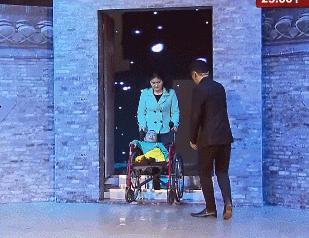 高165漂亮妻子嫁大10岁60厘米老公，被骂图钱，她：不在乎