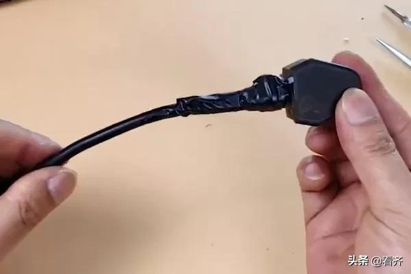 电线插头根部断裂怎么用线绑,电线插头根部断了怎么用扎带修复