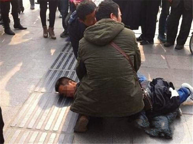 店主追抢货少年致一死一伤，该怎么评价，其实有两个案例借鉴