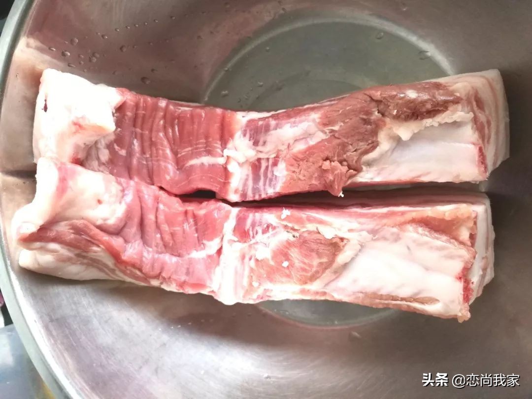 又到腌晒腊肉香肠的季节,又到了灌香肠腌腊肉的季节