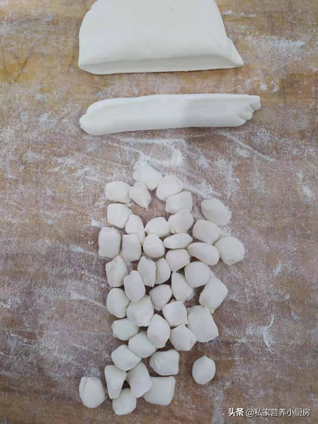 素馅水煎包子味道鲜美极致,香酥水煎包子