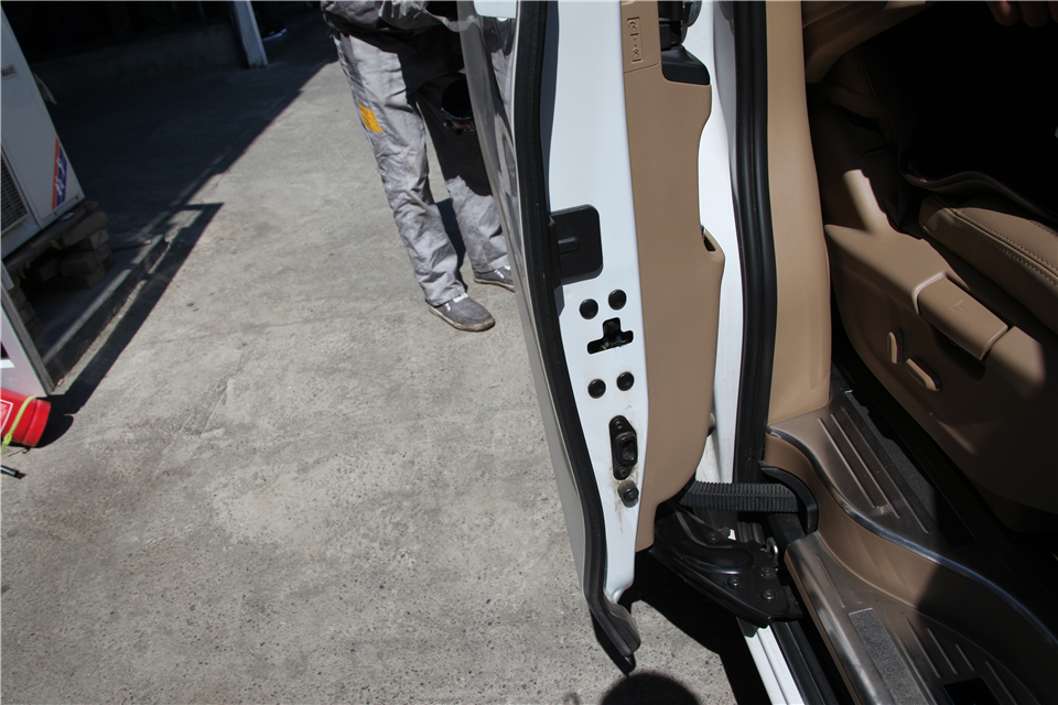 移门下轨异响怎么解决,中门松动异响解决方法