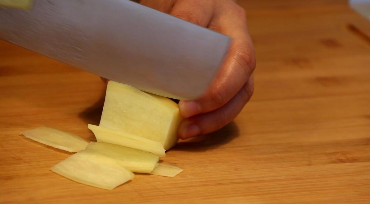 油炸小河虾又是一道美味的下酒菜,上海正宗油爆小河虾的酱汁怎么调