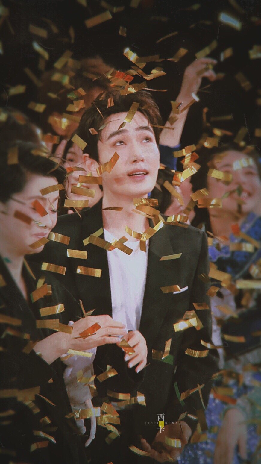 朱一龙跨年衣服,朱一龙瞬间脸红