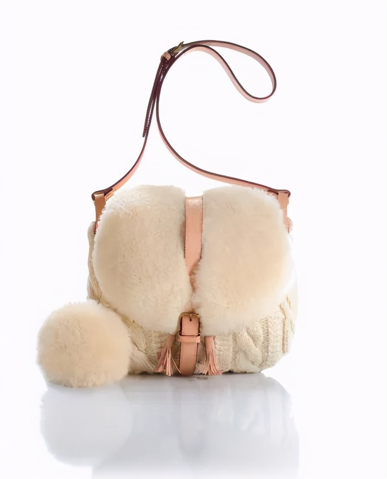 王嘉尔一碰她就被嗲到？年年牵手男爱豆的毛绒小公主谁不想要？