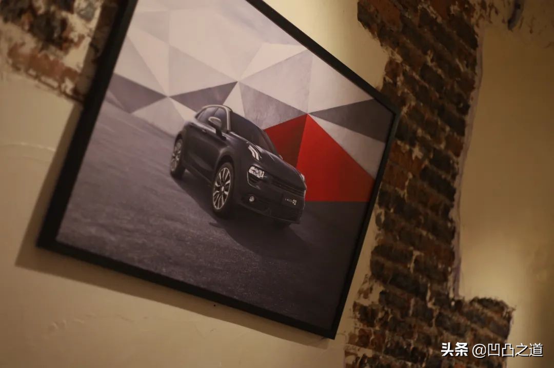 你去长沙文和友打卡，尼依格罗看云，我却在地库欣赏对立美学