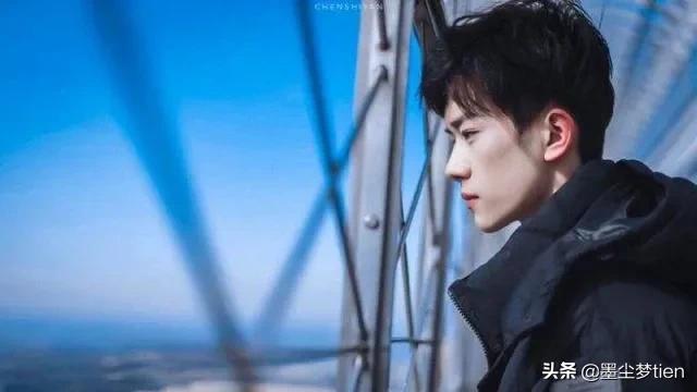 三小只王俊凯易烊千玺答题,tfboys王俊凯给易烊千玺递话筒