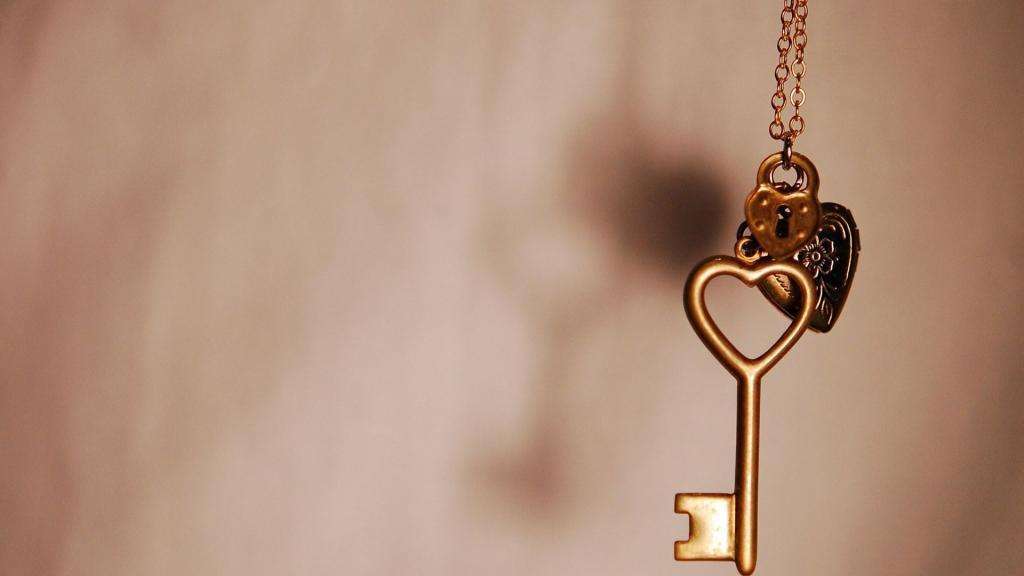 钥匙断了在里面怎么抠出来,钥匙一不小心被拧断