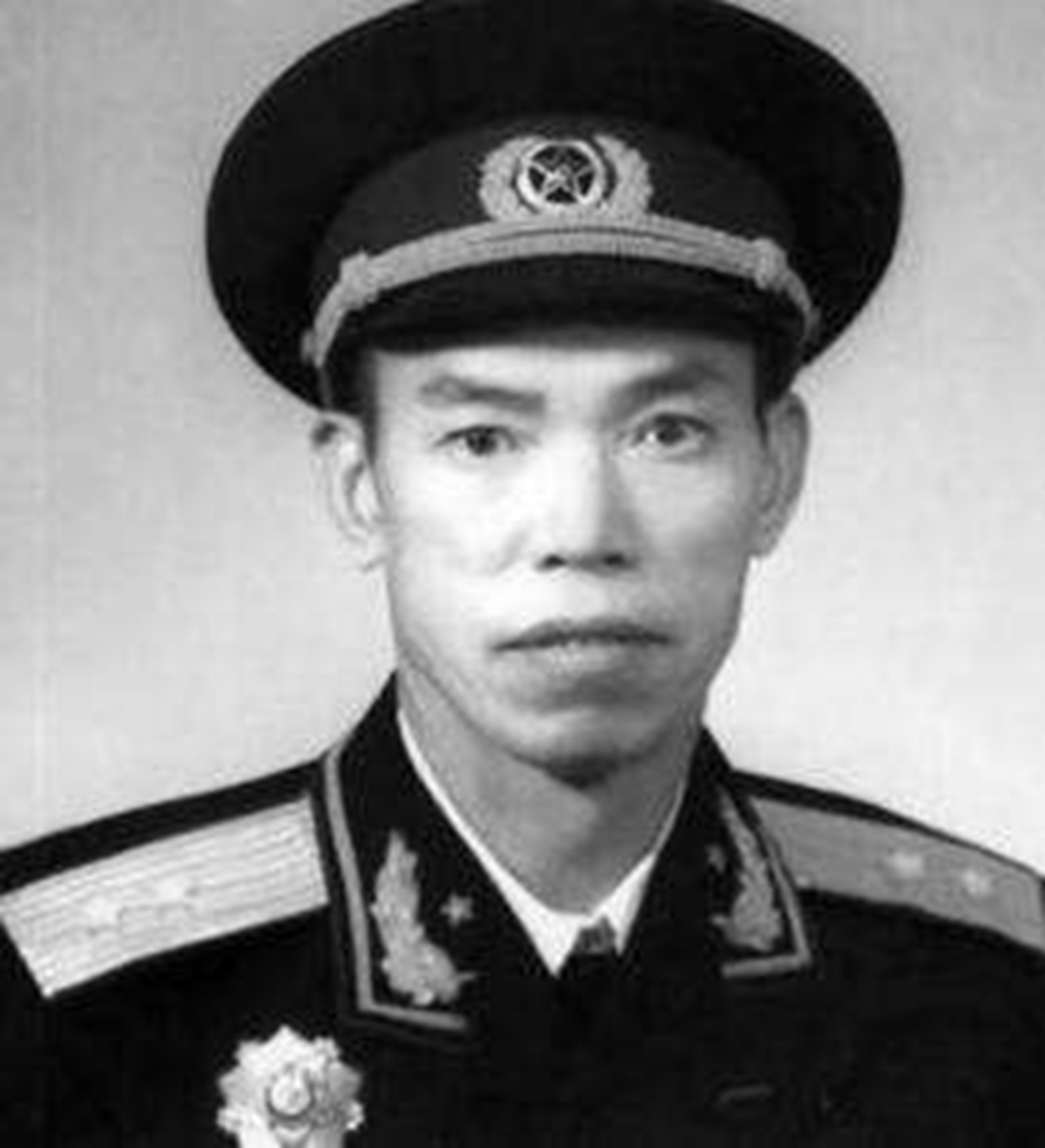 王牌军首战告负，“虎将”梁兴初贻误战机，被彭德怀大骂“鼠将”