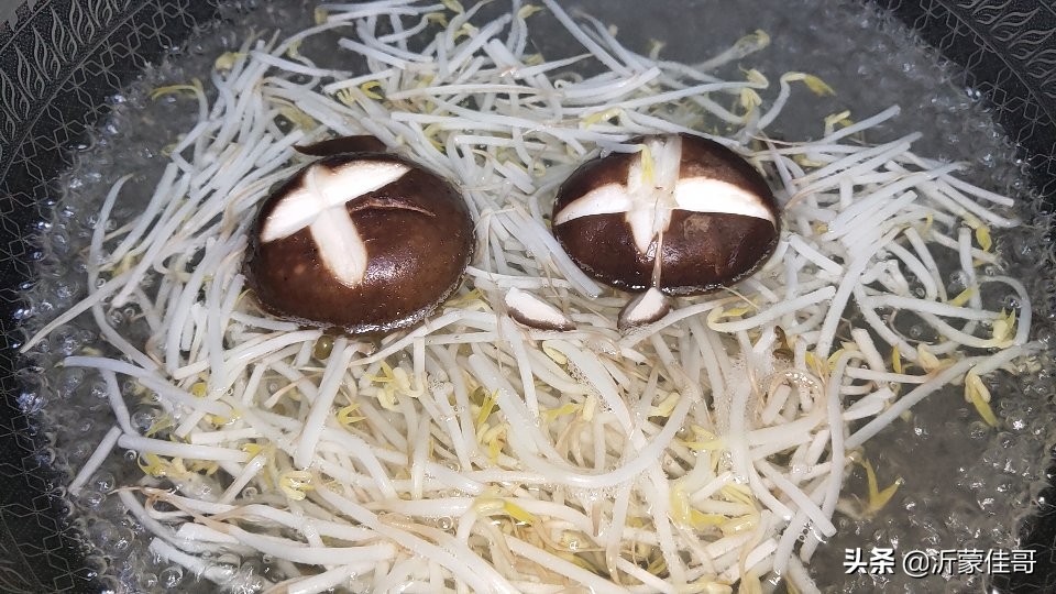 香喷喷热腾腾的油泼面,陕西小吃香喷喷的油泼面