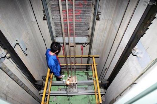 电梯操作人员基本安全试题含答案,特种作业电梯操作考试题及答案