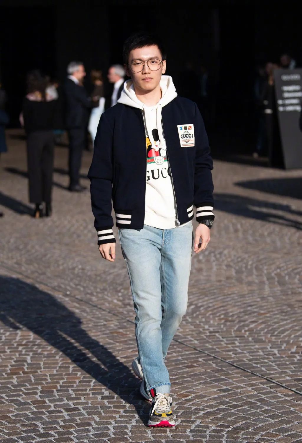 苏宁太子张康阳亮相时装周,身穿1万5千多的夹克,造型很抢眼