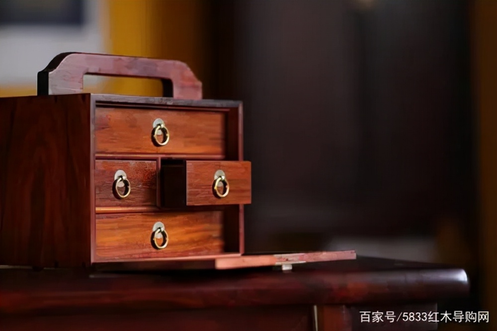 民间故事：神秘的红药箱