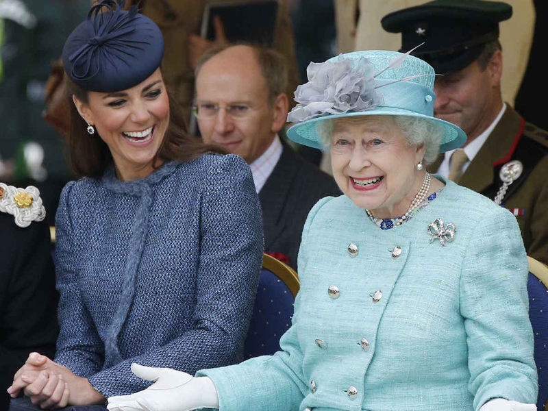 93岁英国女王穿驼色大衣,93岁英国女王穿休闲装