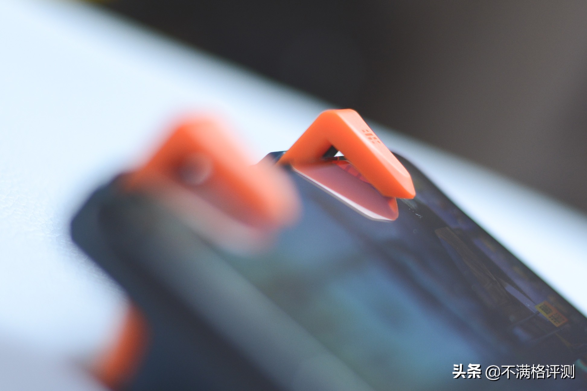 北通J1手游按键：打火机一样大小，用它玩吃鸡，SKS秒变AK47