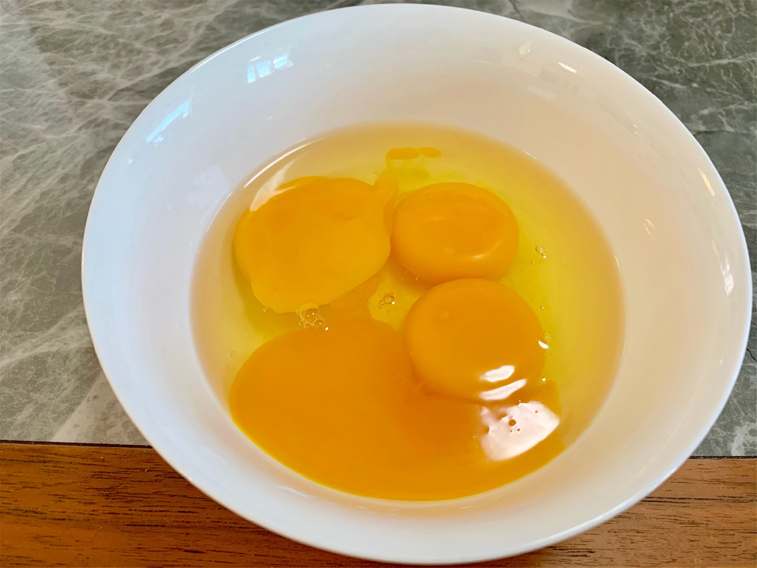 白壳鸡蛋和红壳鸡蛋哪个贵点,买鸡蛋要买壳厚的还是壳薄的