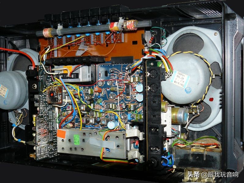 这是一款80年代根德公司推出的Satellit2400SL多波段便携式收音机