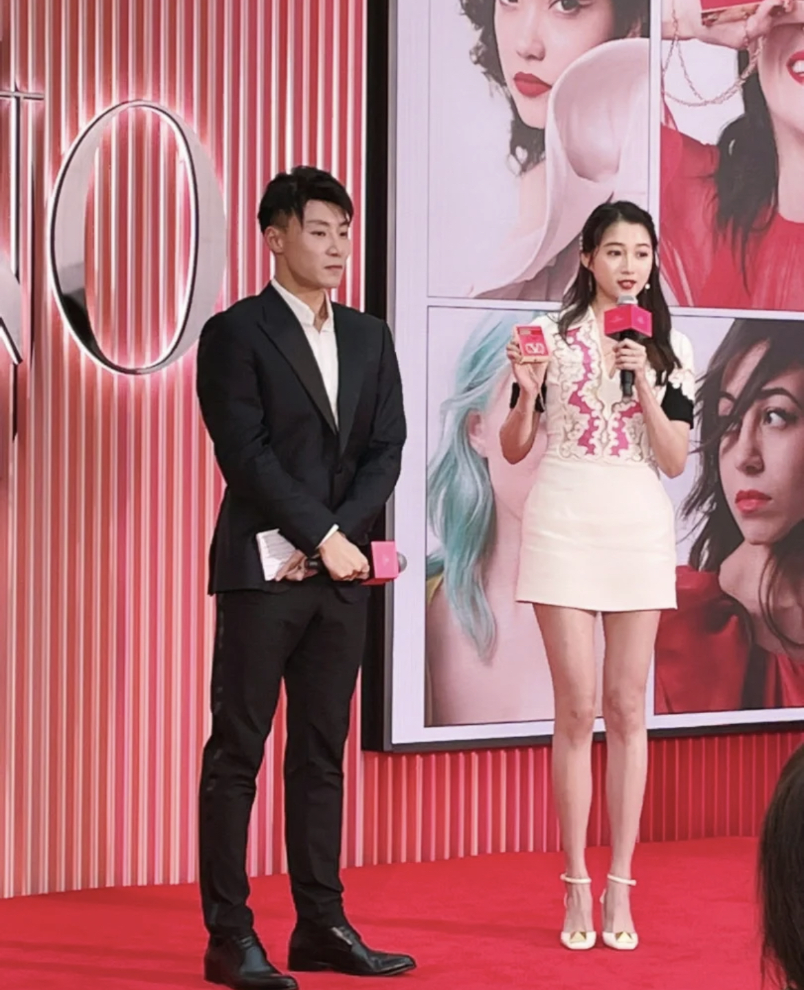 关晓彤穿一字肩白裙造型清纯,24岁的关晓彤有多迷人