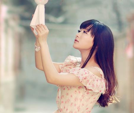 女人放不下一个男人，才会有这些表现，好心酸