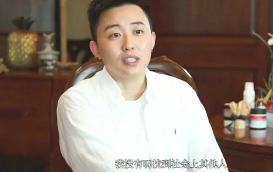 不走寻常路女子翻护栏,不走寻常路西安女子