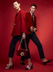 那个穿红衣服的女孩,女孩穿红衣服