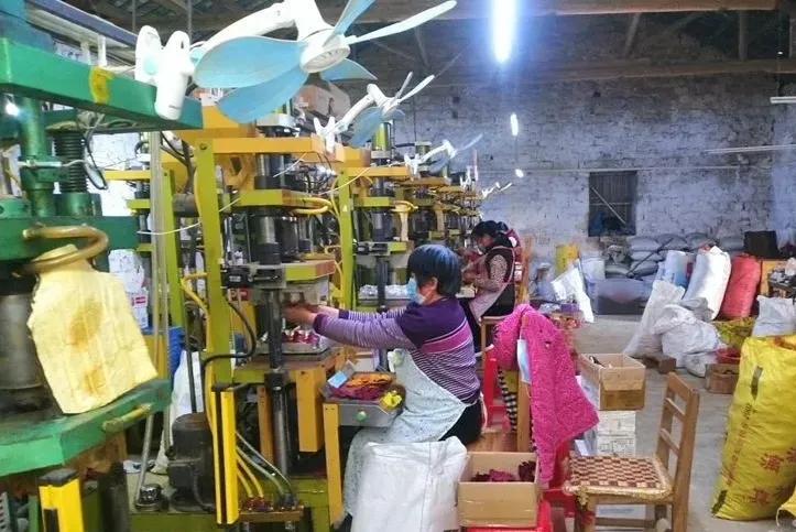 前线有方舱“保护神”，后方有*党**员“服务队”：这场疫情防控阻击战，必赢