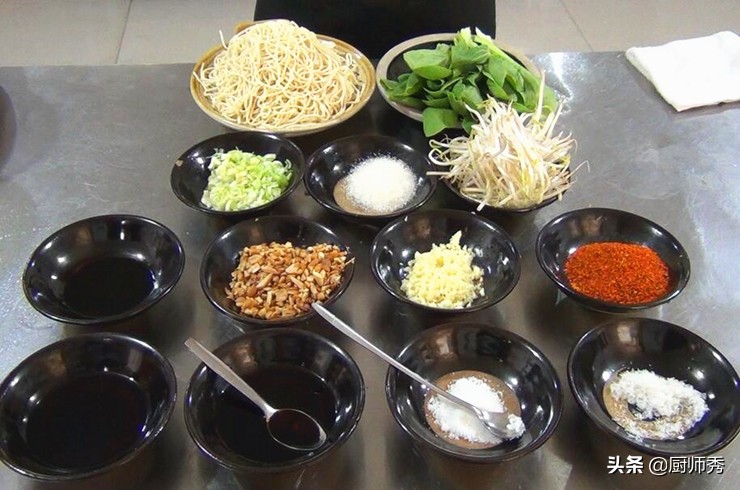 老陕油泼biangbiang面是怎么做的,油泼biangbiang面做法